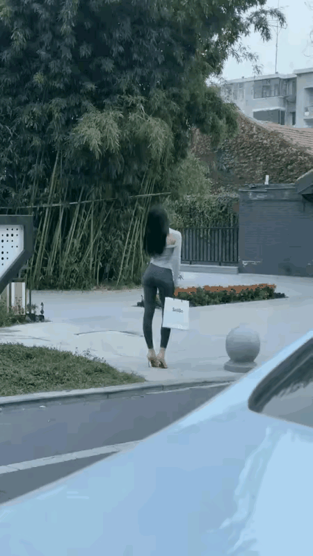 女人的心，恰似秋天的云，说变就变。这不，就因为一句话没说好，她立马发起脾气来，这