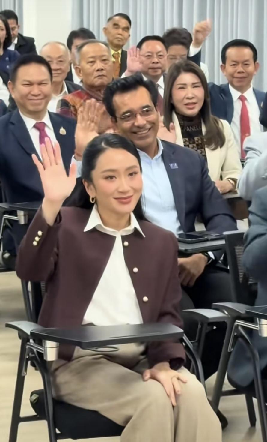 佩通坦于10月22日来到为泰党总部辞去了党首职务：她依然笑靥如花，不说她的政治经