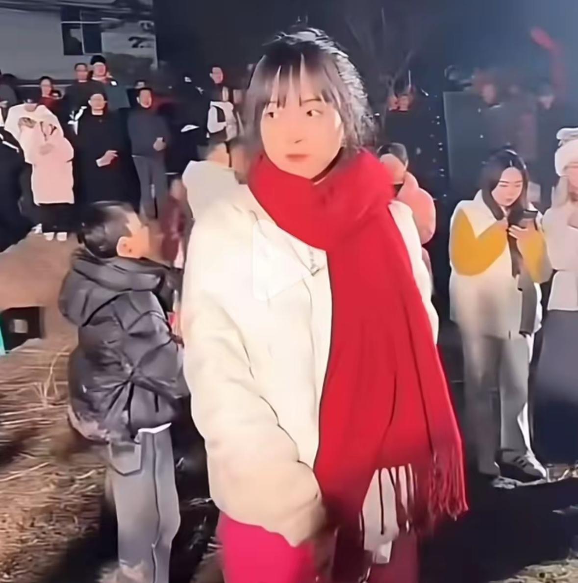 2026年第一个最美又可爱的女孩出现了请网友们立刻提供这位美女的全部资料，估