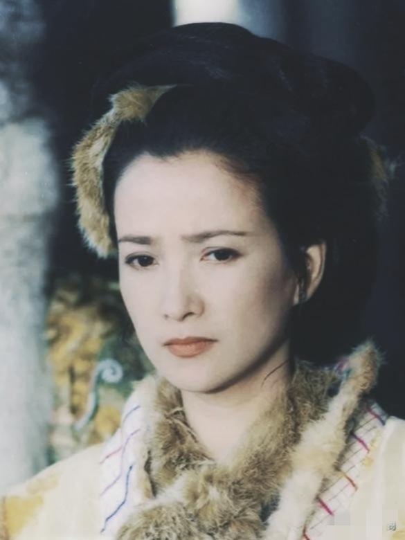 何晴61岁离世，评论区最高赞的“社保到底还交不交”，戳中了多少人的软肋？这话