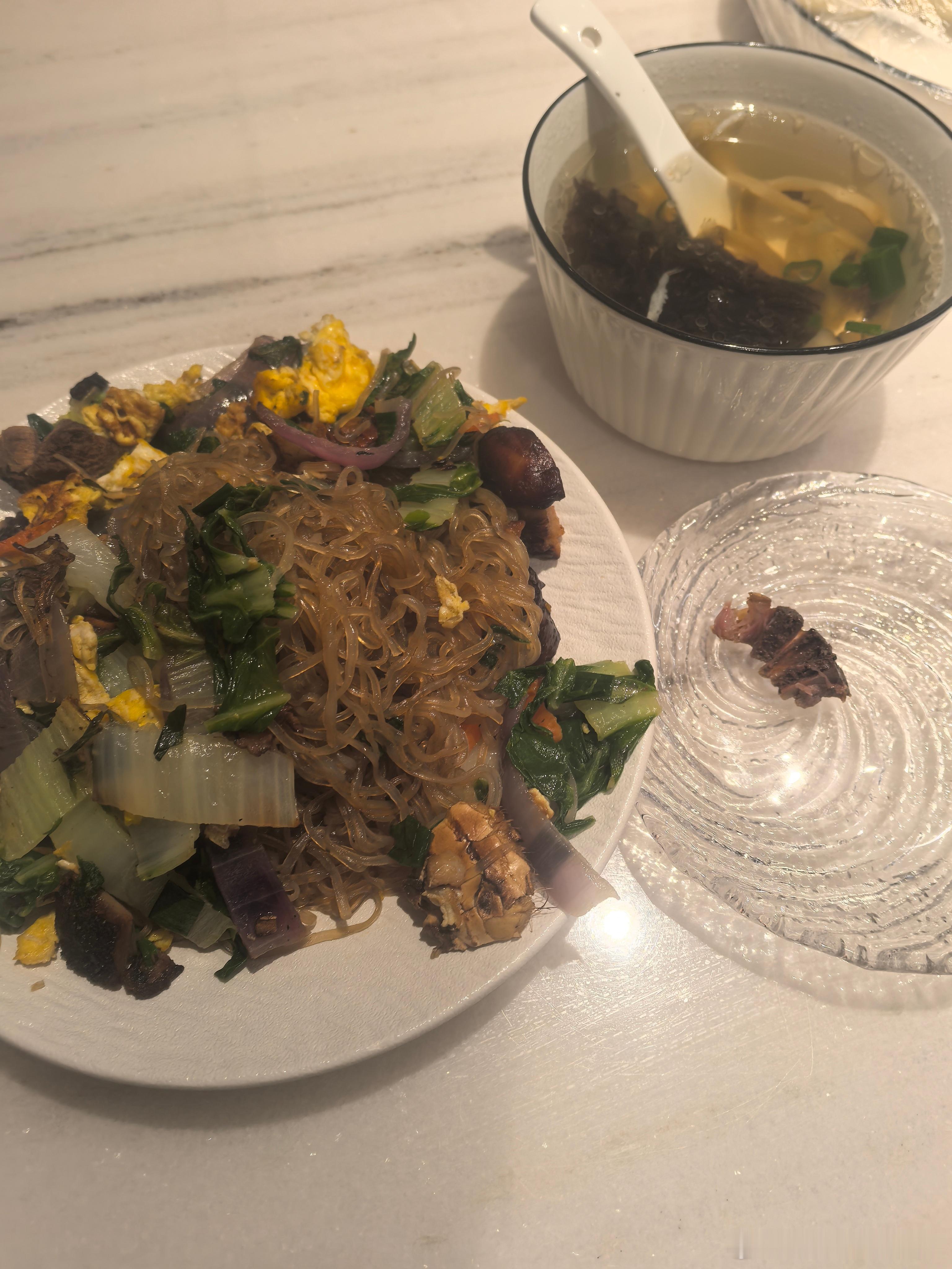 妈妈自己做的粉，自己种的菜自己晒的熏鸡然后老婆炒起来。很好吃可是因为刚才做了个内