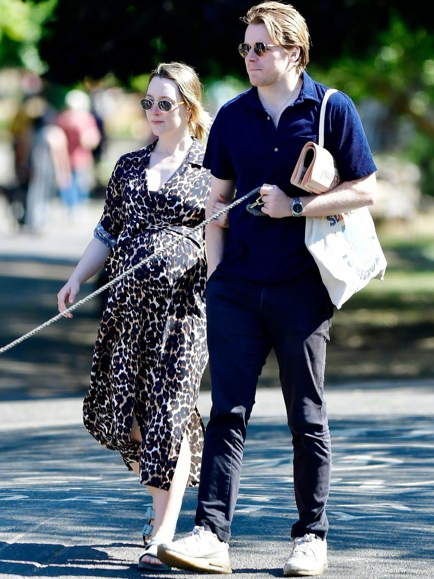 怀孕中的西尔莎·罗南SaoirseRonan身穿豹纹连衣裙，与丈夫Jac