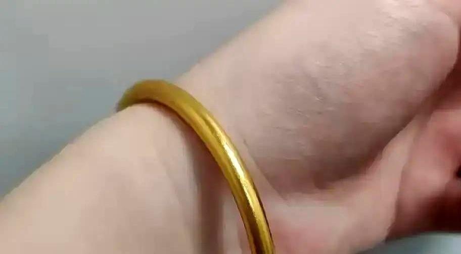 一女子在夜市花10块钱买了个镀金镯子，戴了八年都没有掉色，去金店清洗，师傅拿着放