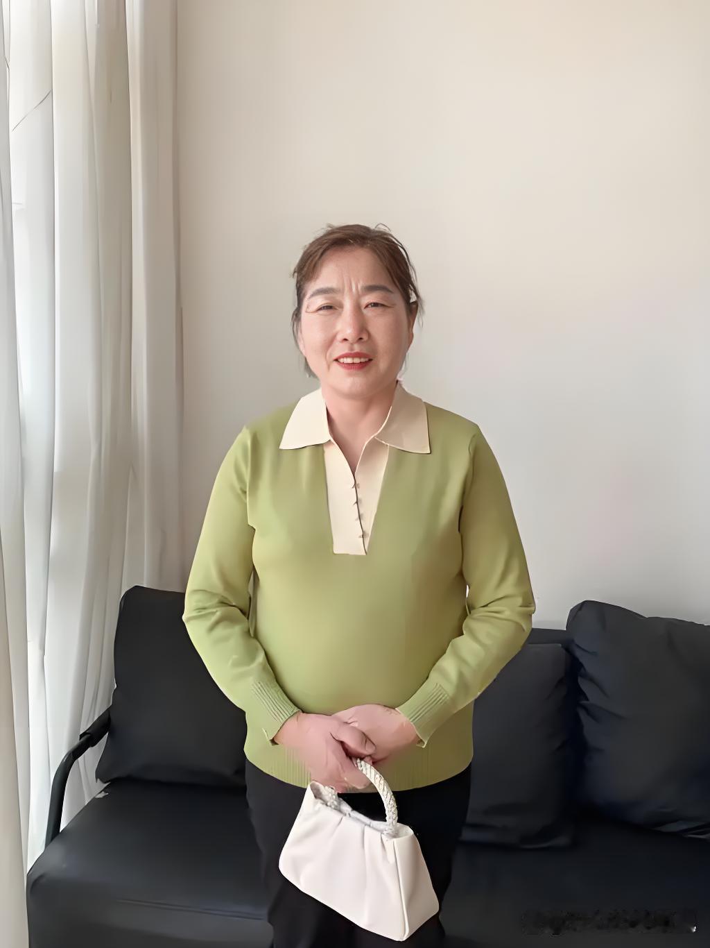 一个婆婆退休工资8000元，有20多万元存款。她想花钱3万多元去欧洲旅游一次，可