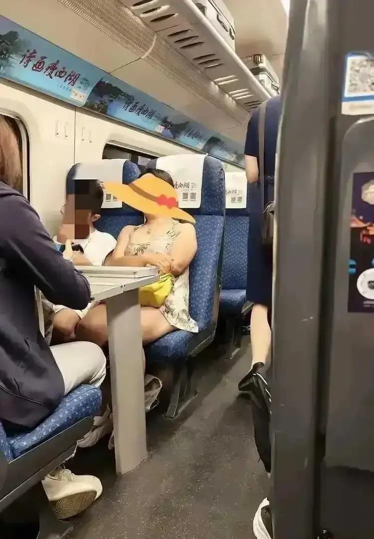 高铁大姐穿条超短睡裙躺平睡觉，被对面大哥拍成视频发上网。视频里她侧卧闭眼，裙子