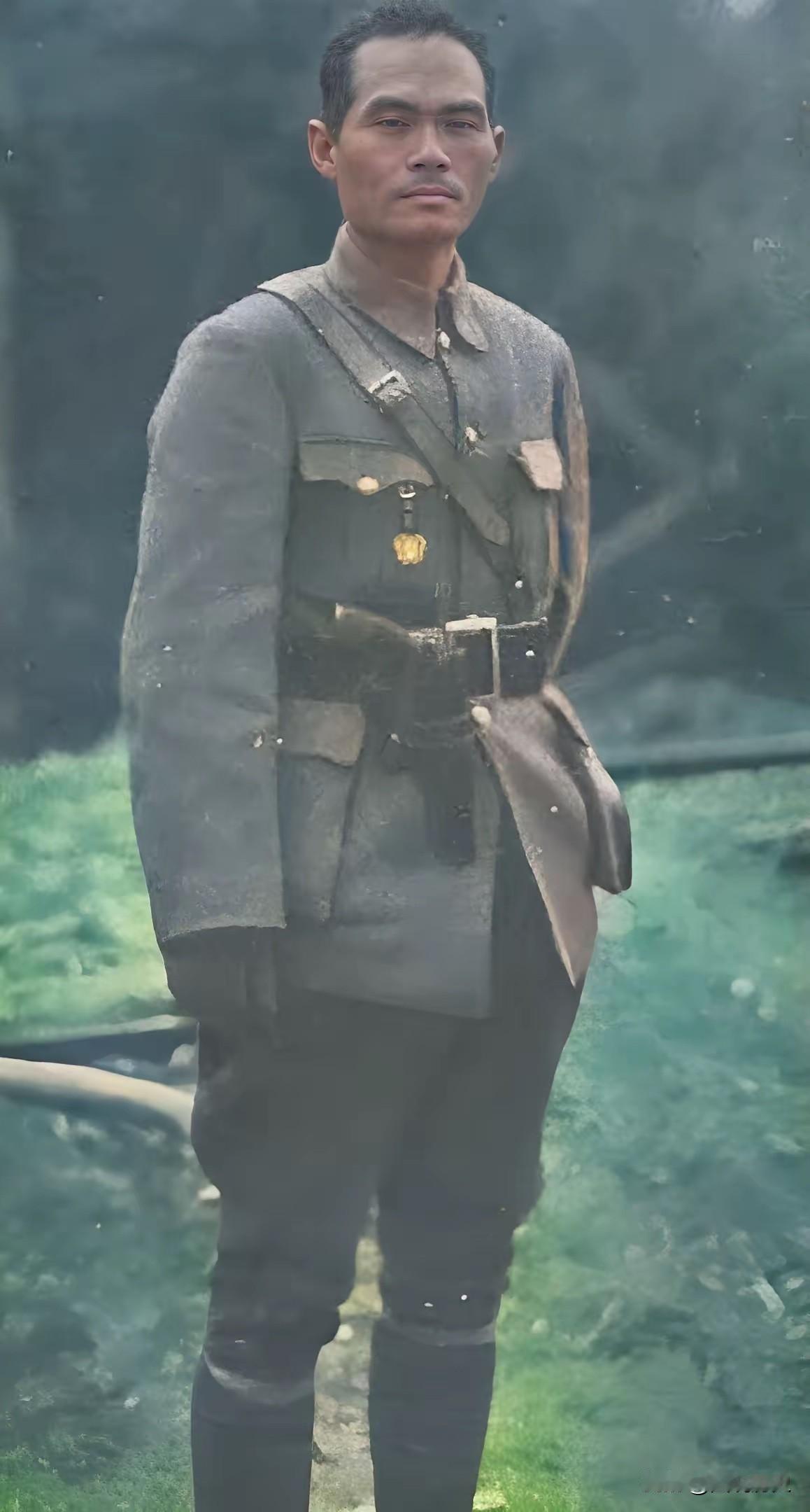 这位身穿军装面带坚毅的男子，你肯定没见过！他就是19路军第78师一营营长罗坤