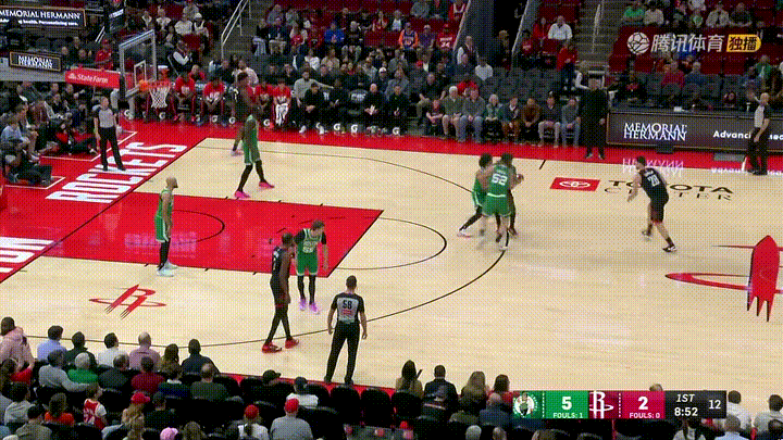 火箭巨星申京的突破上篮真是行云流水！在今天火箭主场迎战凯尔特人的比赛中，当时比赛