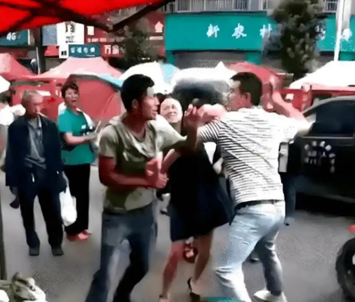 这事儿发生在山东济宁。一男的被醉汉多次殴打，实在忍无可忍，一拳打在对方脸上。谁知