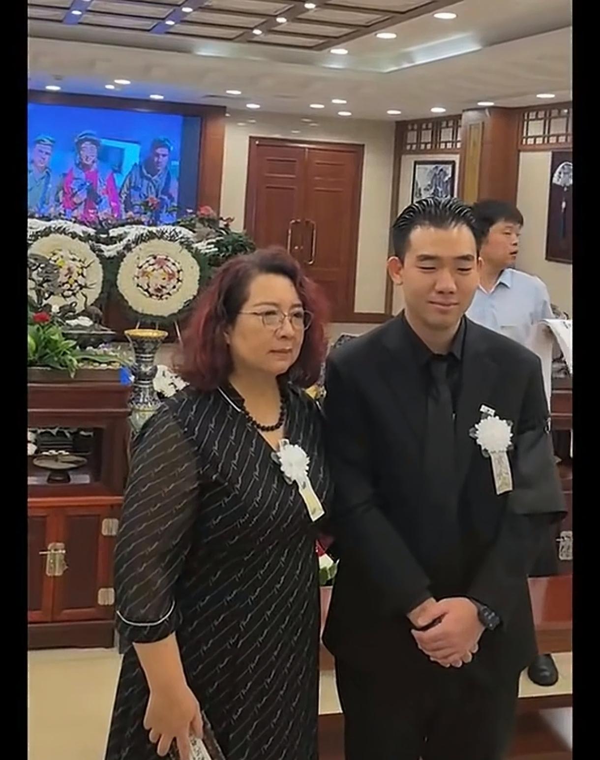 唐师曾的儿子唐亚述在海外留学期间受西方文化冲击很大，连写个悼词都是西方墓志铭悼文