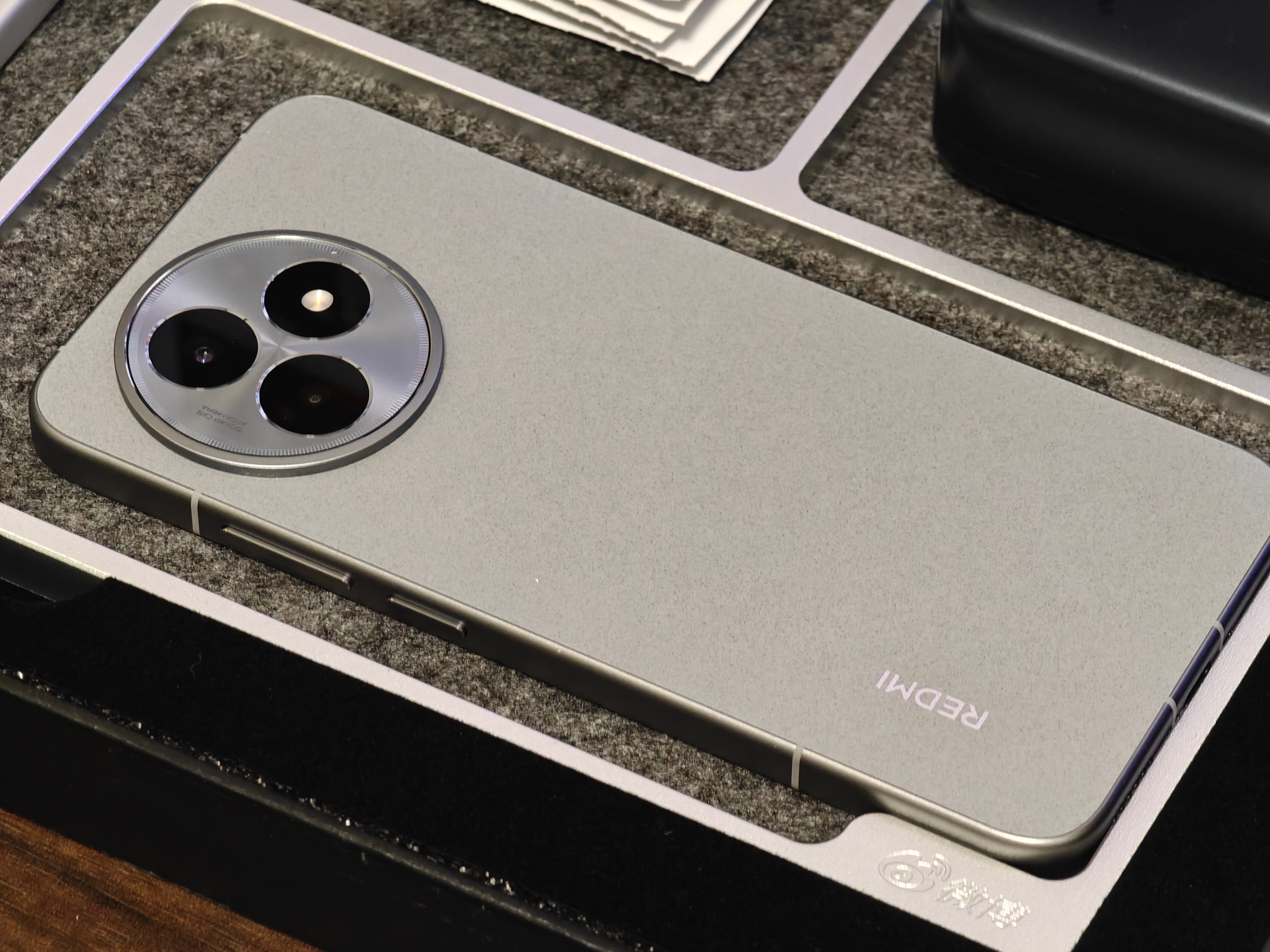 现在的中端机早不是从前，旗舰配置下放是常态。你花的钱，更多是买旗舰的精致感和顶尖