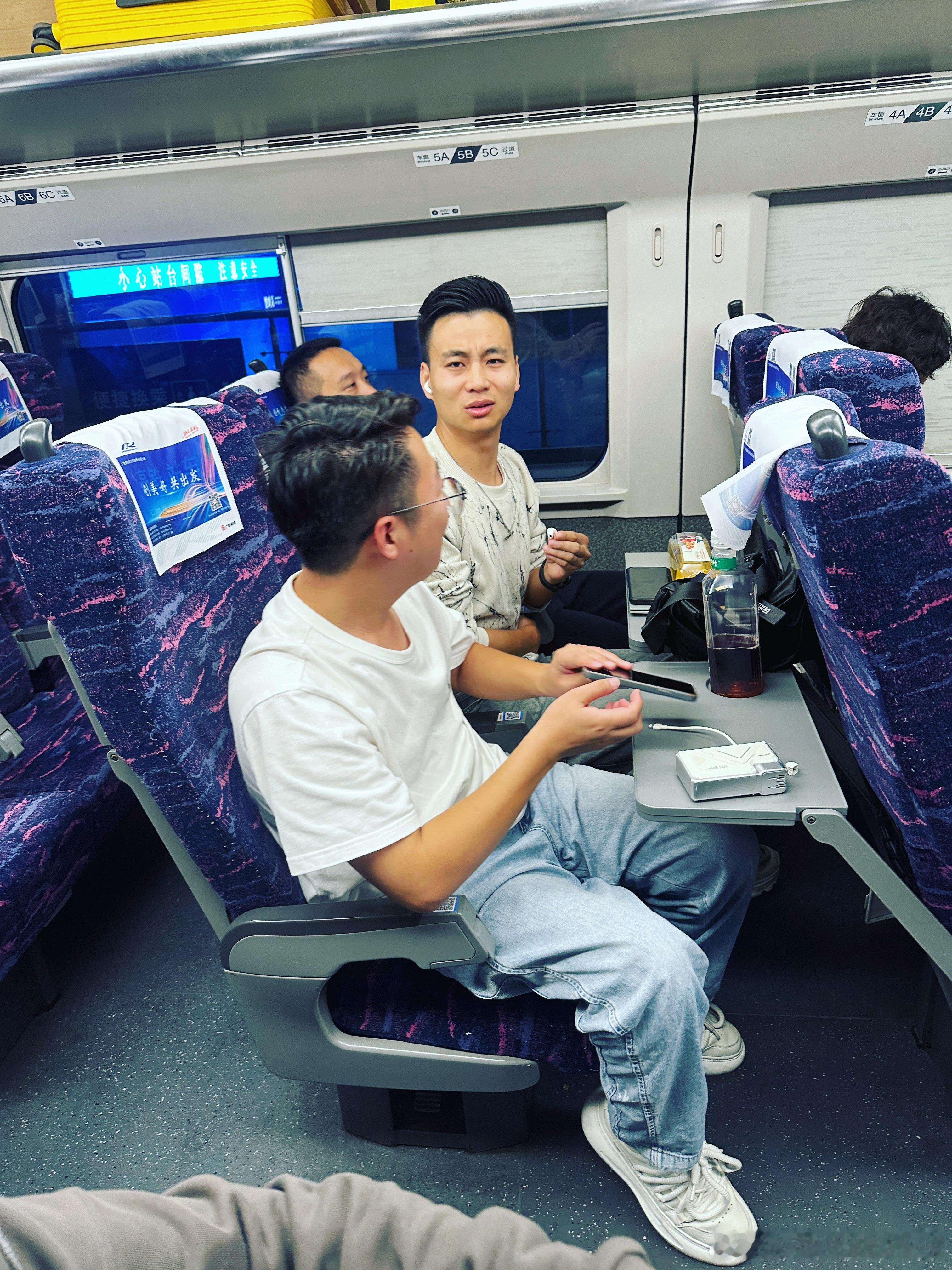 真是太巧了，阿森从绵阳上车去贵阳，我从成都东站上车去贵阳，咱俩居然能在一个车厢同