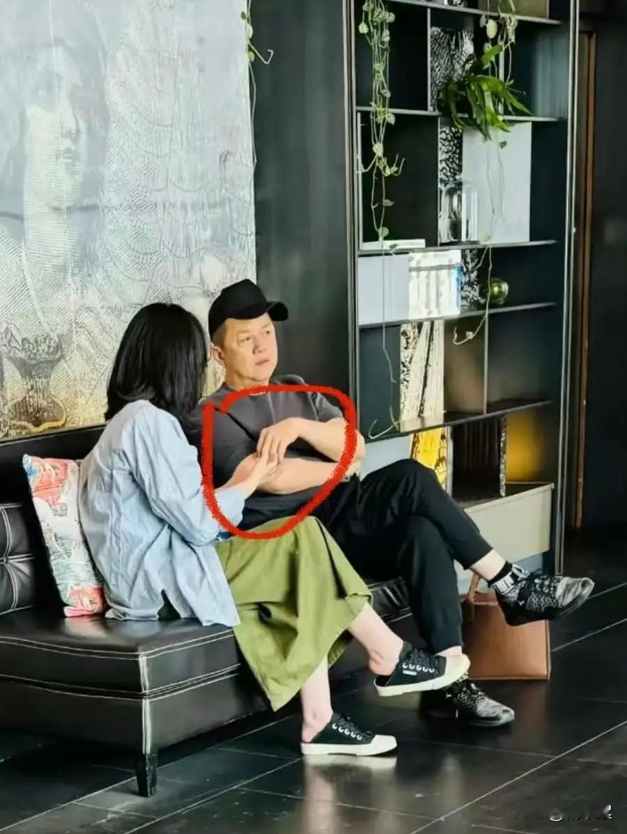 李亚鹏被曝在香港某酒店，跟年轻女子约会，此女子不是海哈金喜，那她究竟是谁？瞧