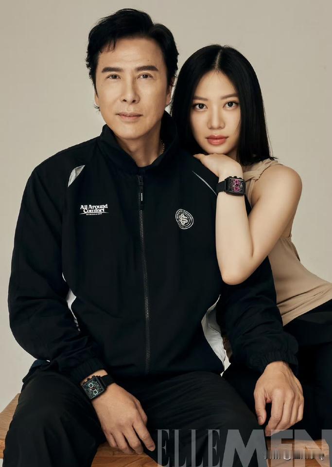甄子丹和女儿甄济如同框上封面，21岁的甄济如长得挺大气的，还有一丢丢像闫妮。甄济