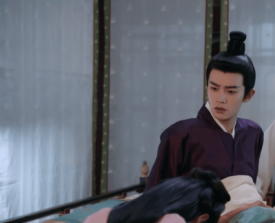 任嘉伦仅凭一个转头看门口的细节，就把剧本里的逻辑bug圆得明明白白！深夜帝后寝