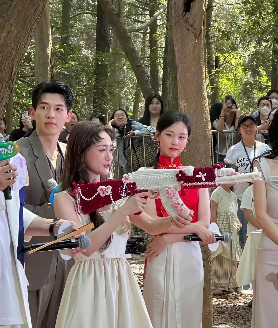 想不到陈都灵看起来与世无争竟然还有这一面这要不是被抓拍到了说出来应该都没人