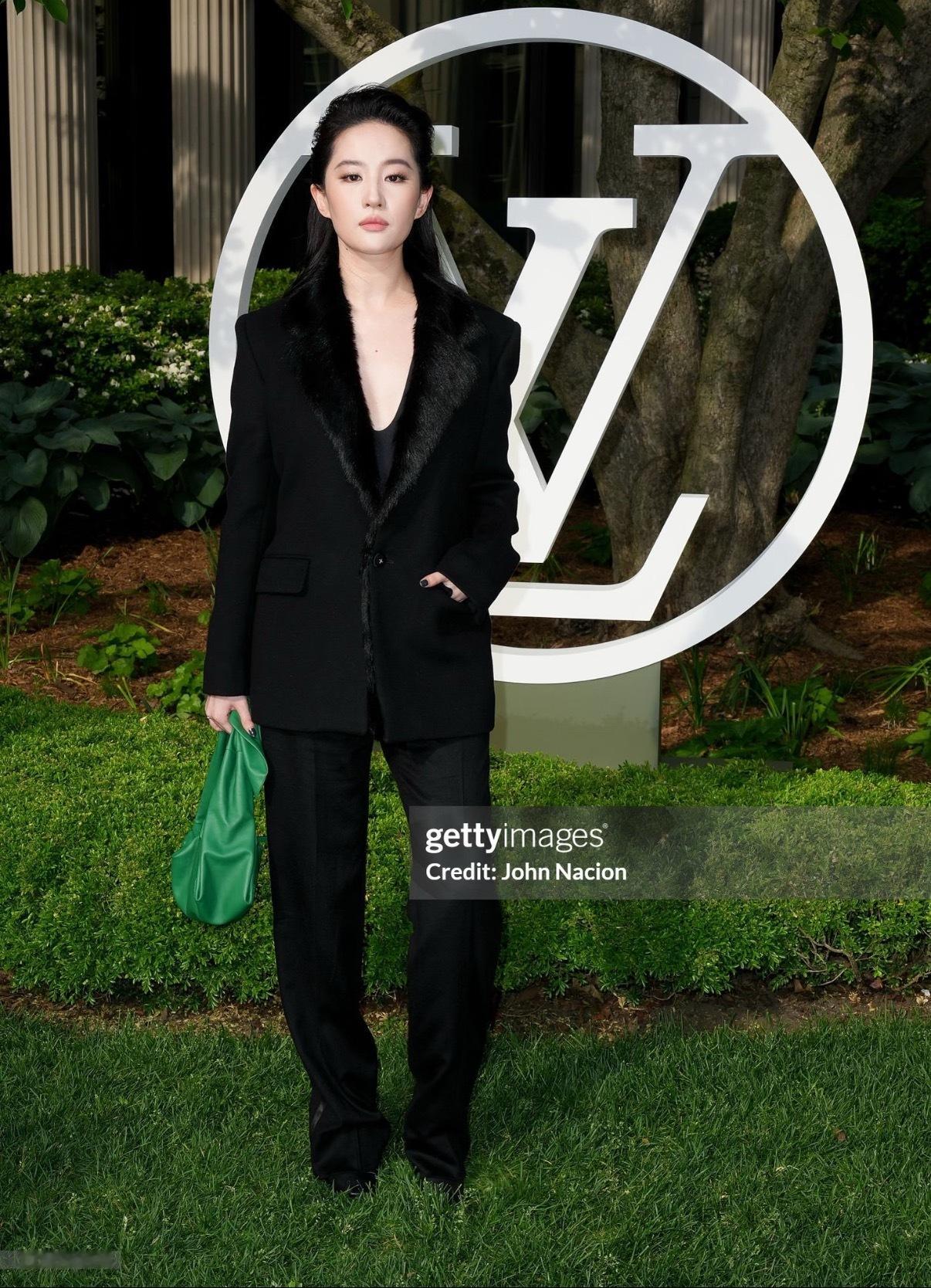 刘亦菲lv纽约大秀G社生图刘亦菲纽约出席LV早春大秀allblack西装大背
