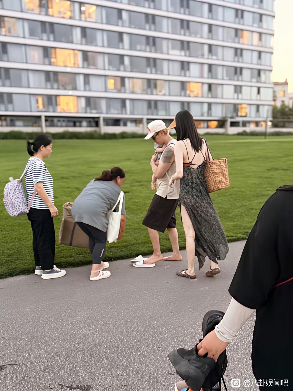 陈伟霆抱娃，何穗一身露背长裙，太美了