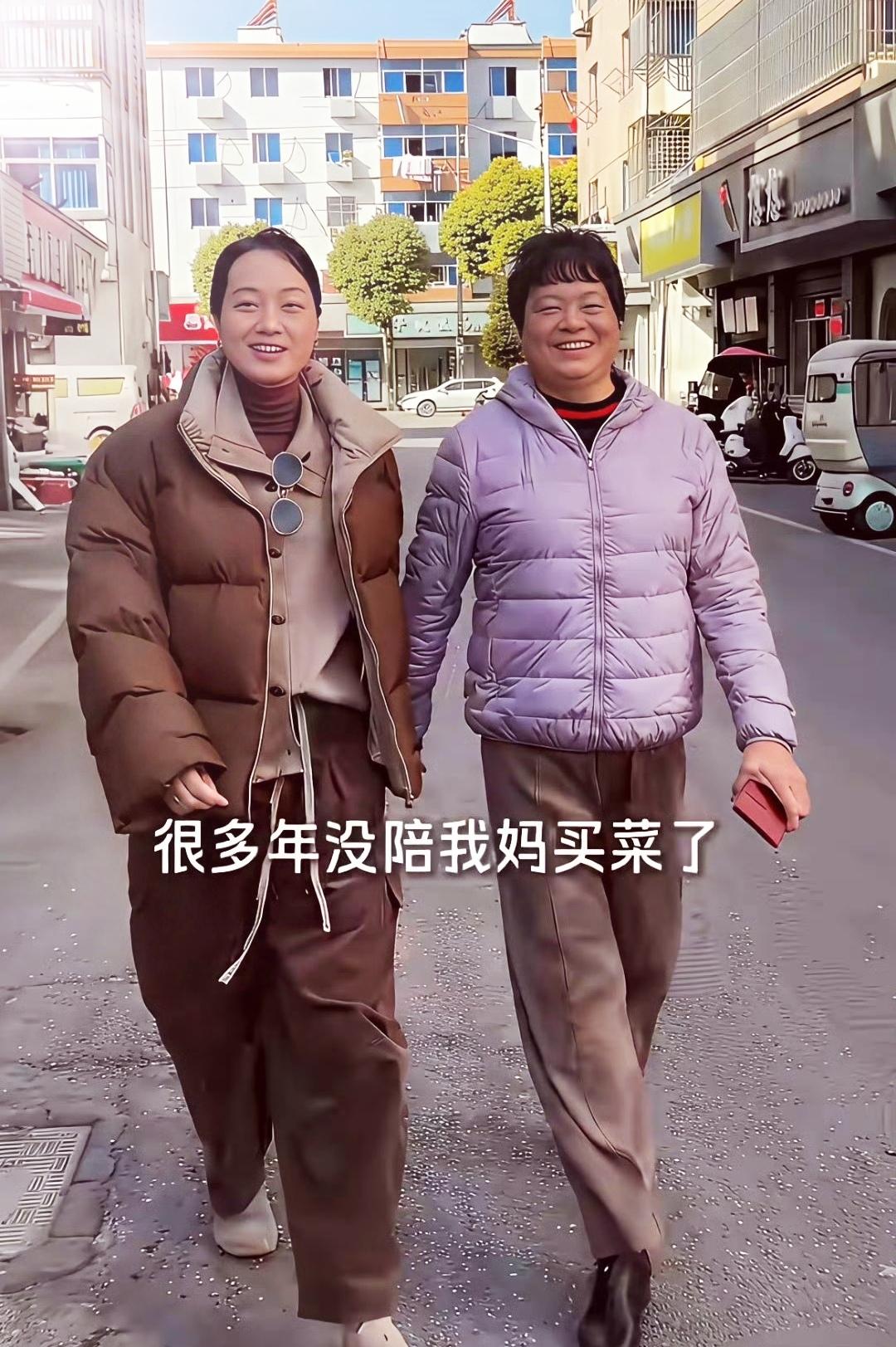 原来朱丹的妈妈长这样大长腿，高个子，朴素接地气和朱丹站在一起感觉差距有点大呀