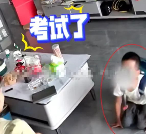 我被这小孩笑哭了！江西赣州，一小孩放学回家后，一声不吭走到妈妈面前，扑通一声就