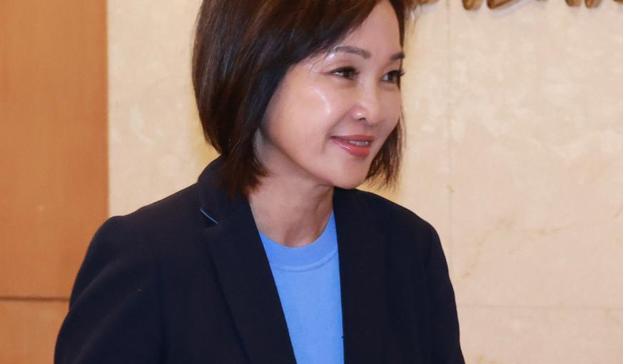 国民党高雄市长参选人柯志恩指出，这4年自己选择在高雄住下来扎根，不分寒暑晴雨，走