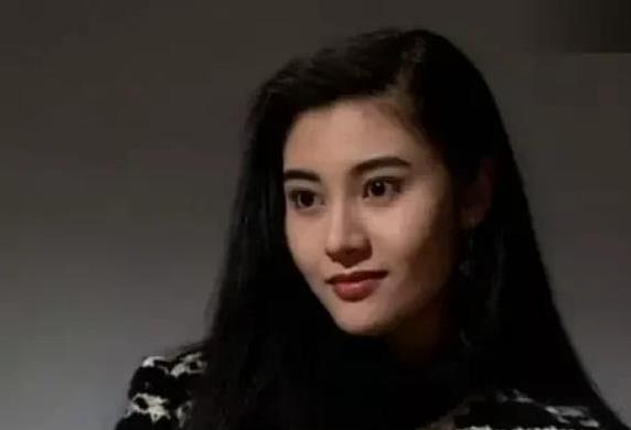2003年天上人间老总覃辉到香港招商，经曾志伟介绍认识了李嘉欣，相约几次后，李嘉