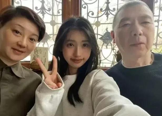 徐朵毕业典礼徐帆母爱爆棚！冯小刚缺席引热议18岁养女获赞