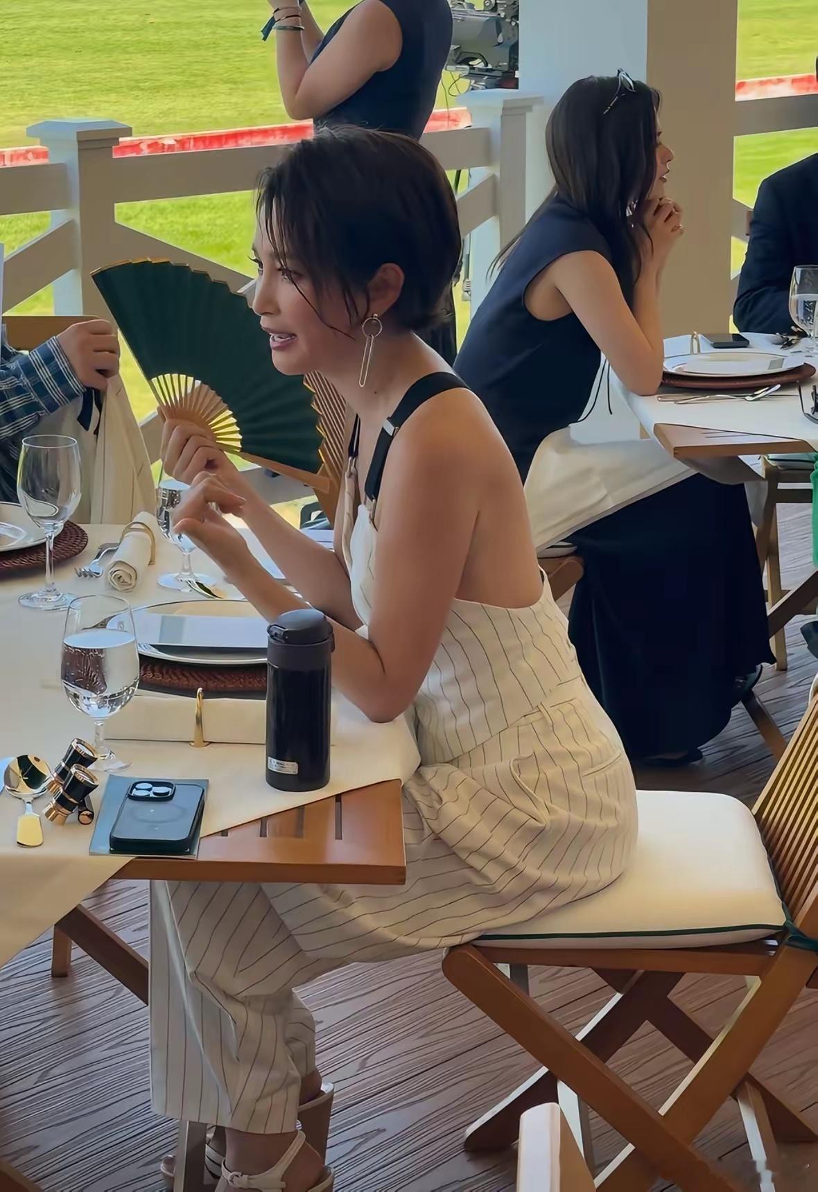 李冰冰真是去哪儿都带着保温杯！拉夫劳伦马球杯，妥妥的老钱范儿现场，大家穿着休闲但