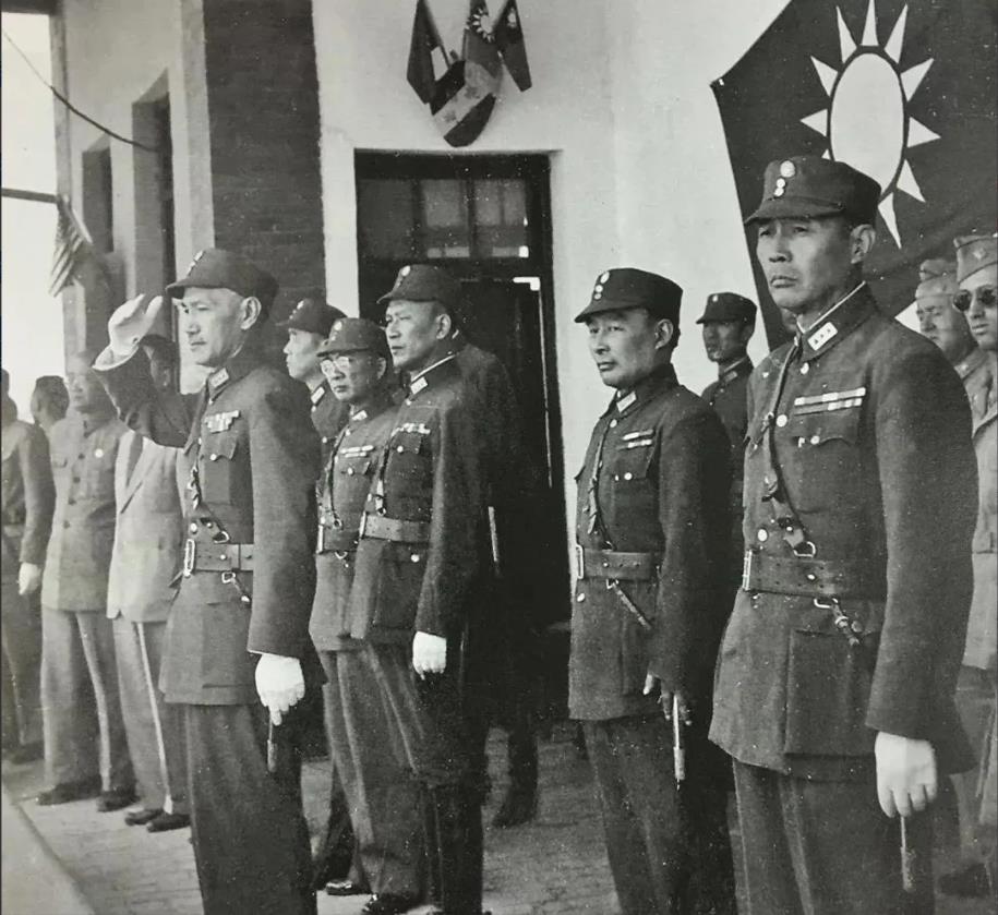 1948年，宝鸡失守，西府战役惨败，蒋介石一边气得拍桌子，一边却在日记里写下：“