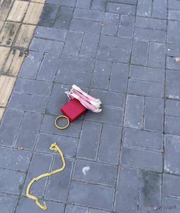 听人说，见过这个千万别捡，是骗局，你们说要捡吗？如果真是骗局，后果会怎样？