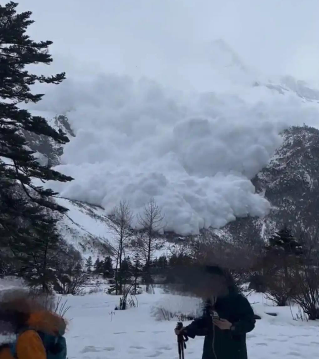 “原来导演没骗人！”云南，雨崩村突发雪崩，游客第一反应却不是逃，而是掏手机拍抖音