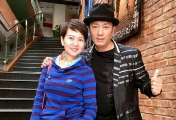 2001年，国足黎兵与妻子离婚，净身出户，转身迎娶了歌手甘萍。当时，外界都在传言