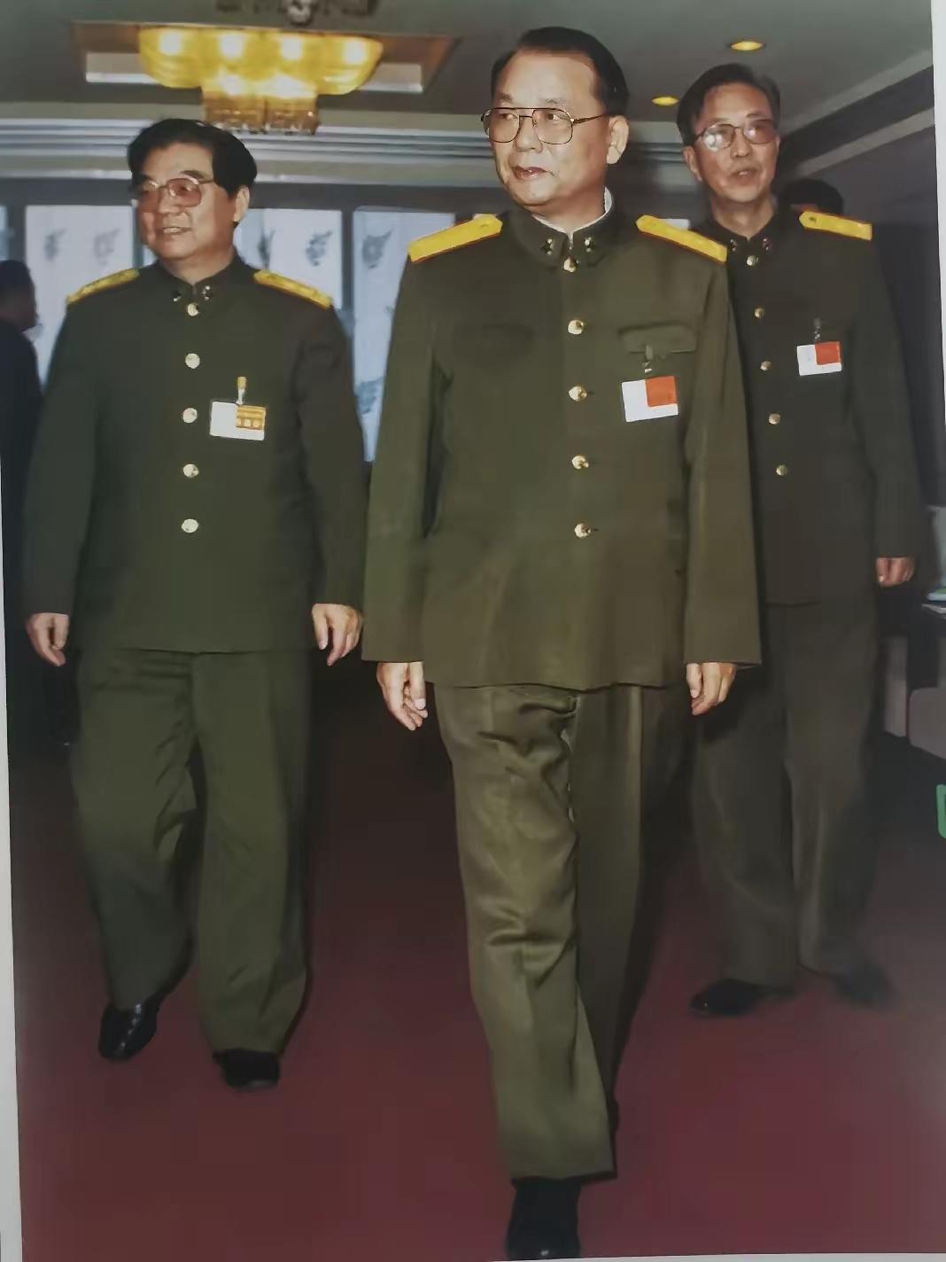 这三位，大家看看，还有网友认识吗？左一胖是总后勤部周克玉政委，右一是沈阳军区后勤