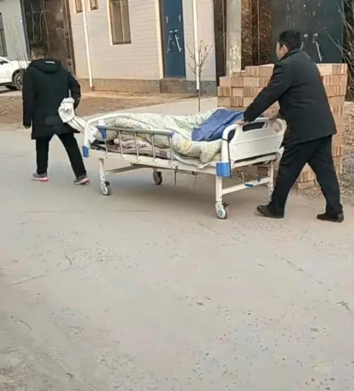 我今年70多岁了，一辈子生了三个孩子，本想着多子多福，老了能轮流在子女家养老，享