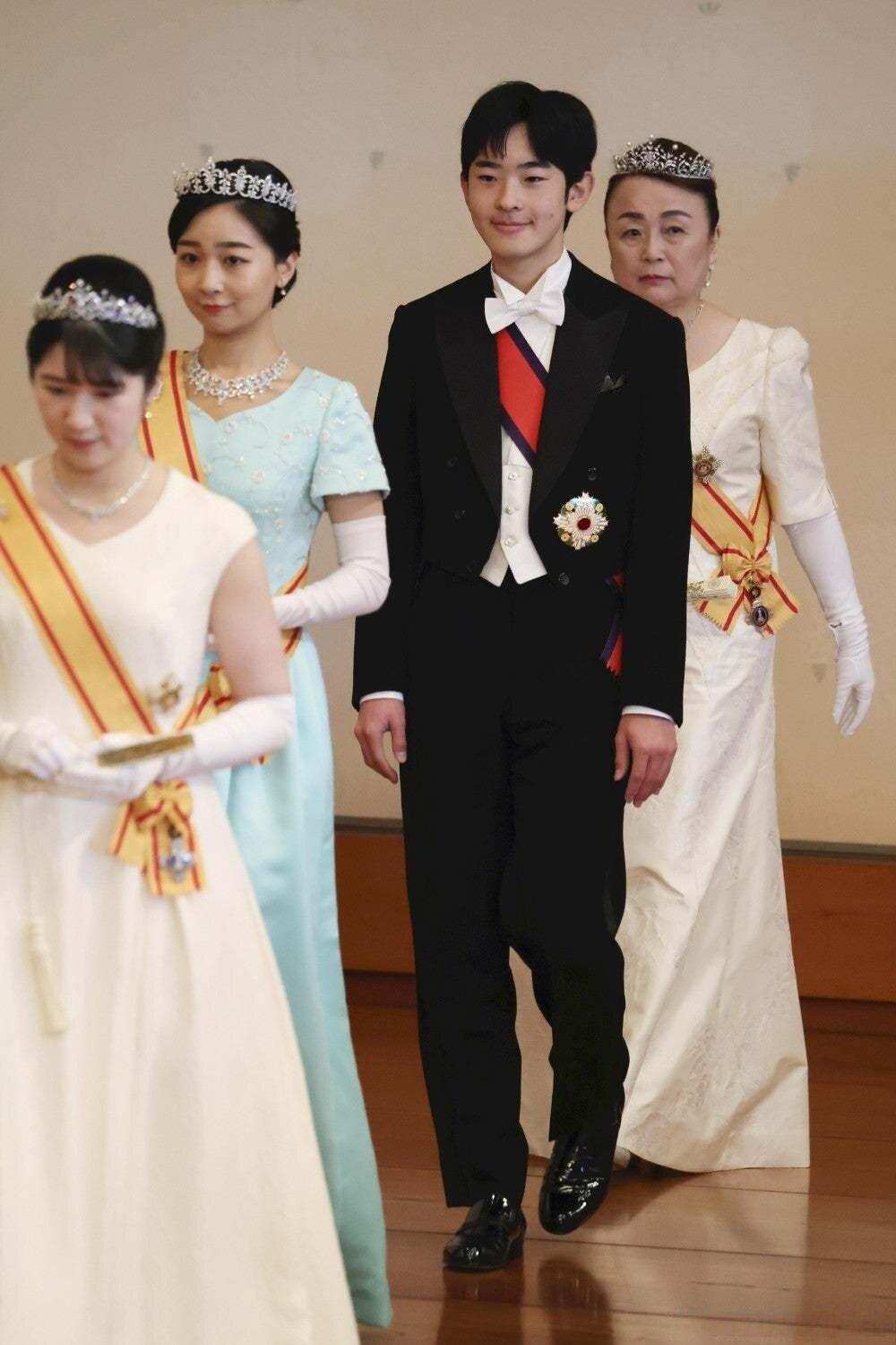 二战后旧宫家被褫夺身份成为了平民，明仁和德仁为了家族延续已经尽力了，可是就是生不