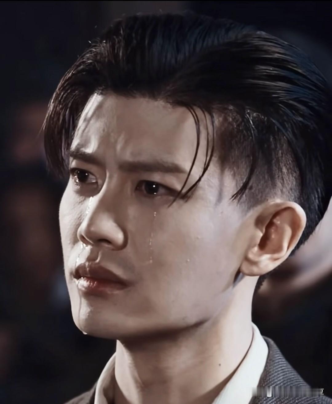 看《风与潮》不查不知道，一查真意外！大家发现了没？片头总顾问名单里，写着何敬