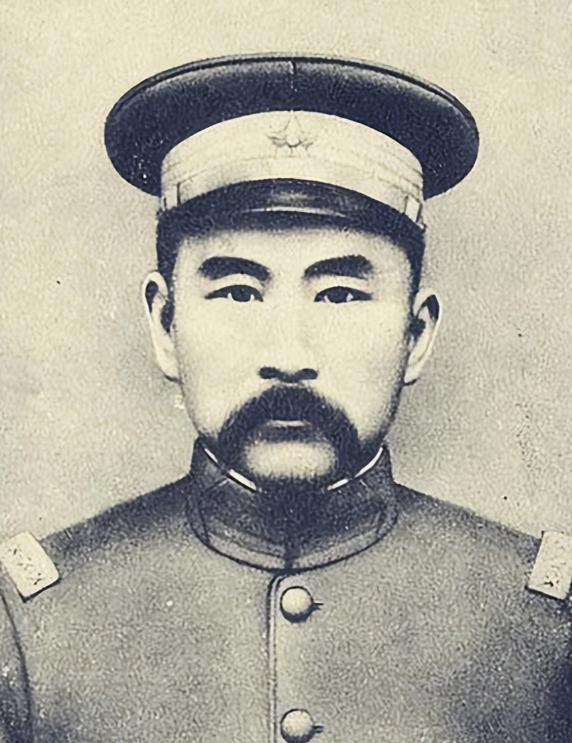 晚上，张勋上了床，枕在三姨太王克琴香软的肚皮上。他刚睡着被弄醒了。正要把姨太死抽