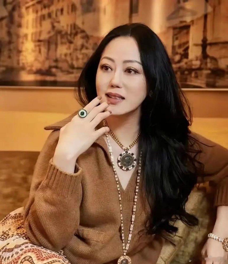 主持人问章小蕙:“当时是你炒楼让钟镇涛破产的吗？”章小蕙摇摇头，云淡风轻地说:“