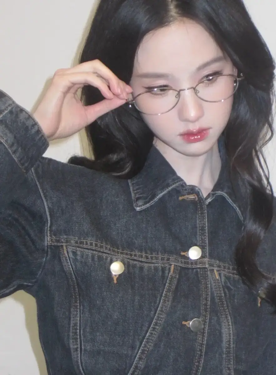 陈都灵留大波浪卷发戴细框眼镜清冷文艺穿牛仔外套气质干练脱俗