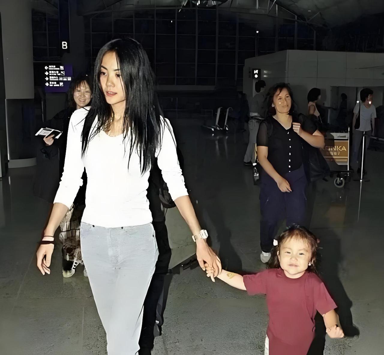 30岁的王菲带着女儿窦靖童！这一年她跟窦唯离婚，⁠窦靖童才3岁都说俩人离婚的