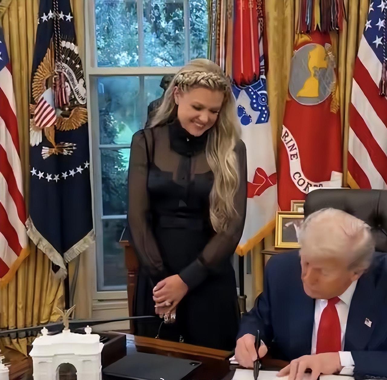 还记得这个女子么？对，她叫埃丽卡·柯克，是之前被枪击的共和党新贵查理·柯克遗孀。