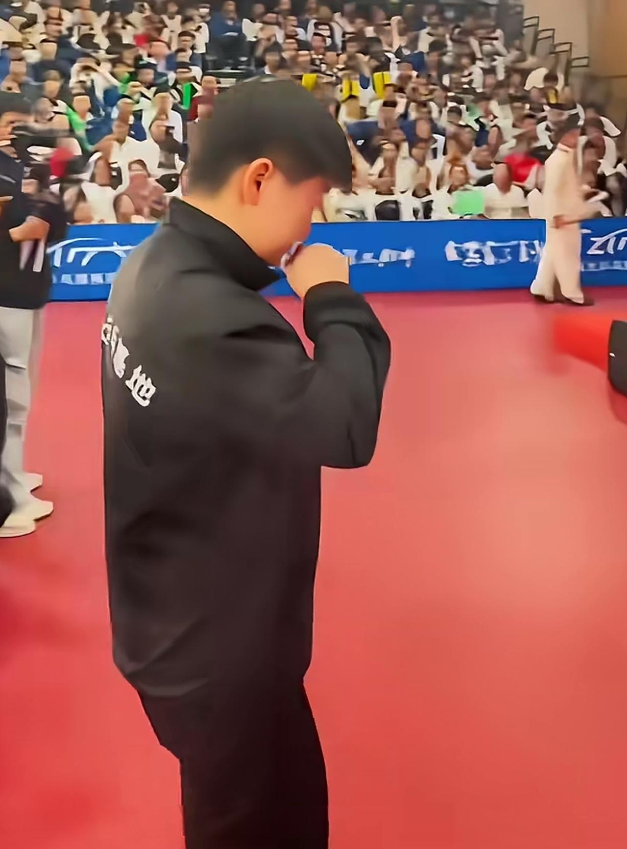 怎么也没想到一个乒乓球运动员能和一个演员联系起来，怎么也是八竿子打不着的事，我说