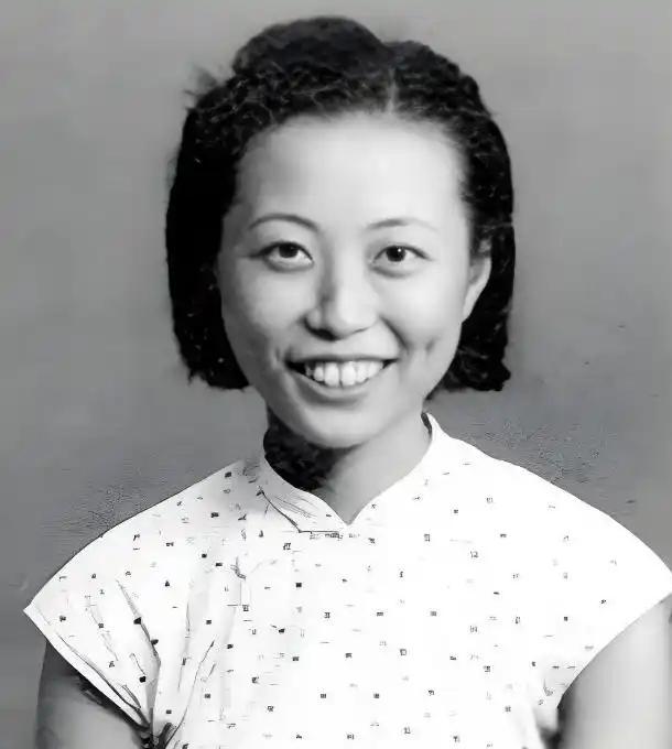 1945年，戴笠突袭搜查沈安娜的办公房间，指尖已然触碰到抽屉内机密文件，只因沈安