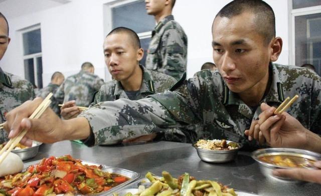 部队伙食费不算高，为啥餐盘却不差？真正的门道，是钱没在半路被吃掉。一顿饭能不