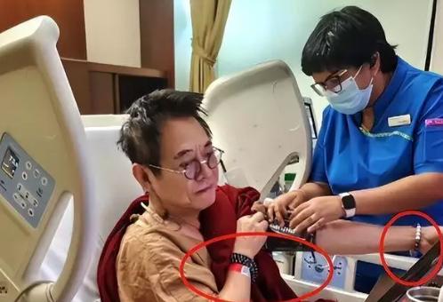 咱都被李连杰骗了!李连杰这状态变得也太快了。从前阵子的照片里可以看出来,