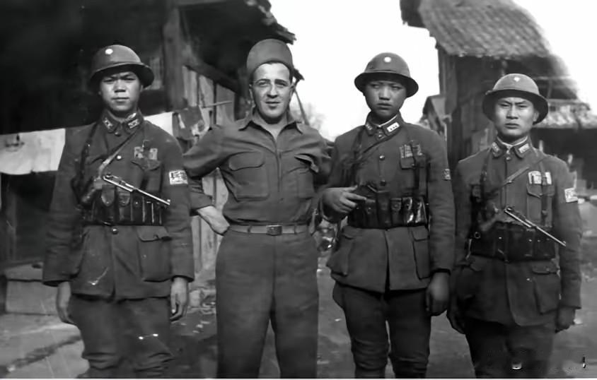 在这张美国大兵和三名国民党宪兵的合影中，看出了一个问题，为什么他们手中的驳壳枪都