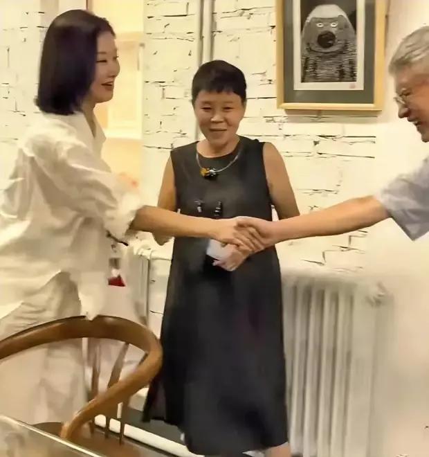 58岁的宋祖英惊艳亮相私人聚会！穿一身白色棉麻套装，剪了齐肩短发，气质逆天，一
