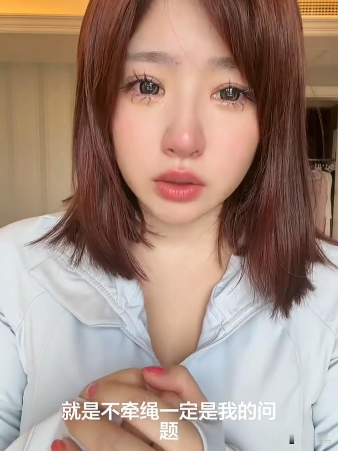 黄一鸣，道歉了！6月21日，黄一鸣哭了，在镜头前，眼眶泛红，双手合十，诚意满