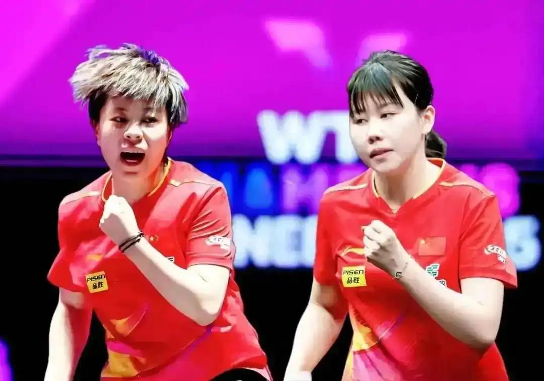 感觉这姐俩十分享受乒超比赛王艺迪与陈幸同堪称女乒的一对双子星，二人年龄