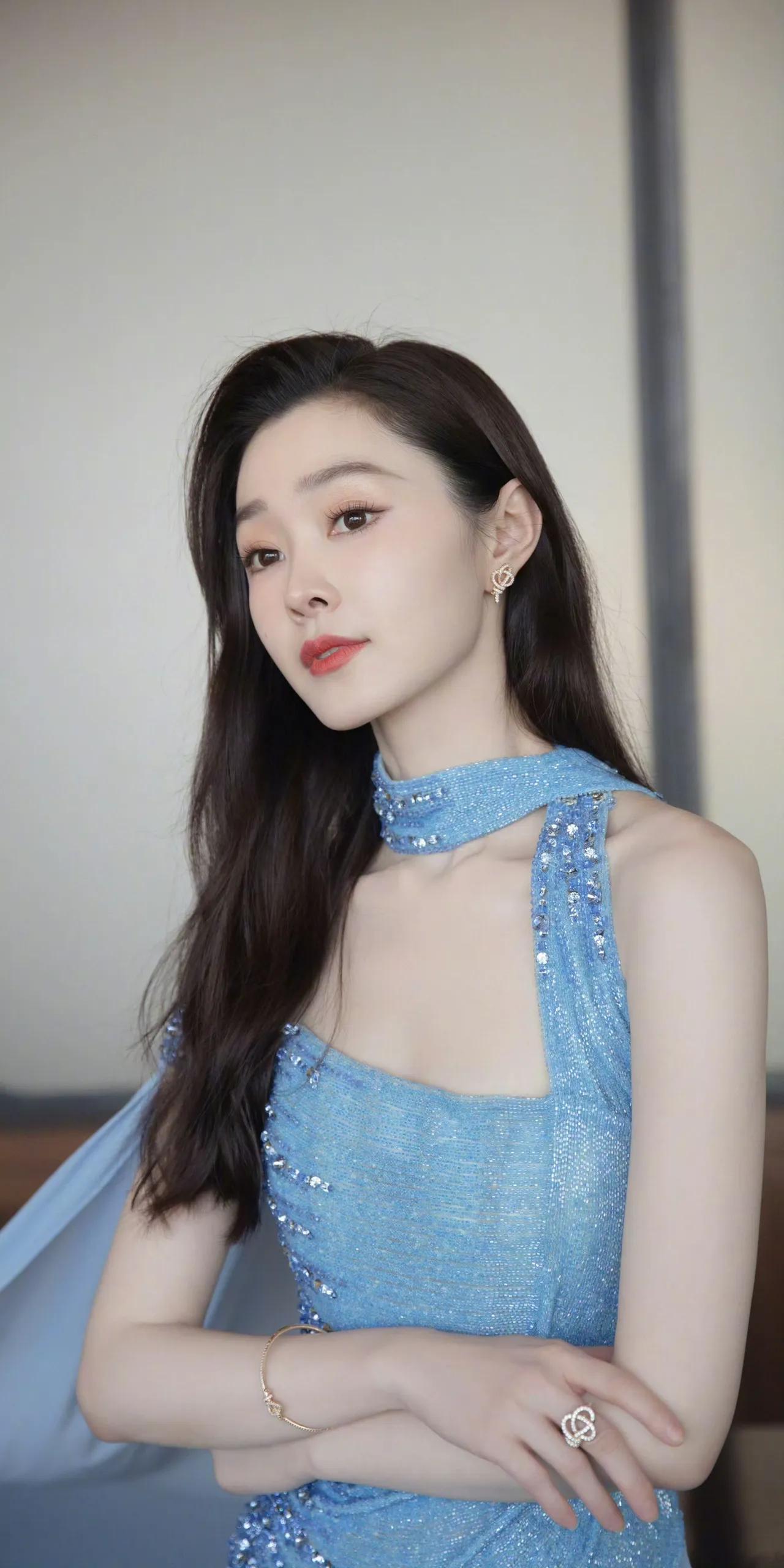 美女壁纸～宋轶身着冰蓝色挂脖亮片礼服，尽显优雅灵动挂脖露肩设计勾勒出精致肩颈线