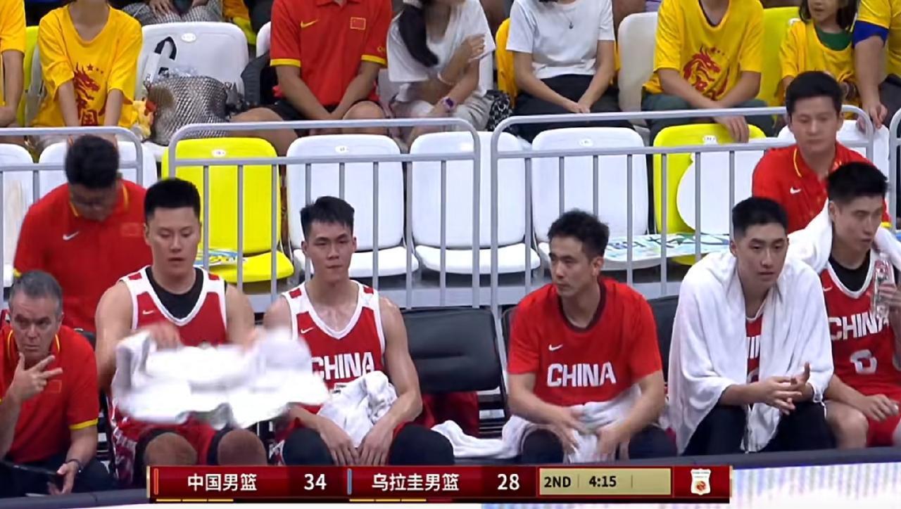 说实话，从昨晚中国男篮的比赛过程来看，我认为有两个人不适合打快速的攻防转换！也就
